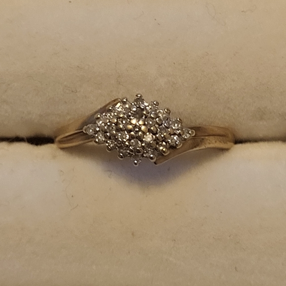 Jewelry - 9k gold 0.15ct diamond ring